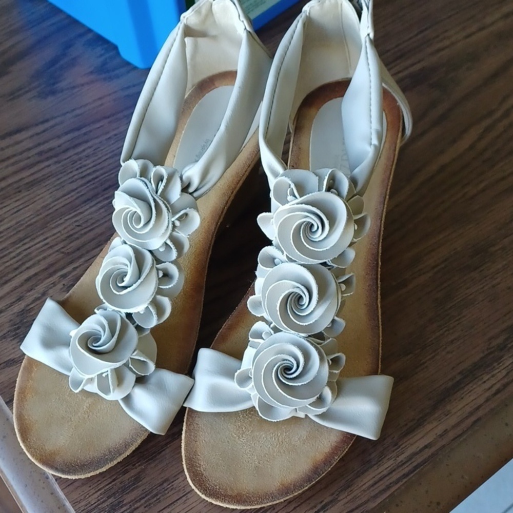 Patrizia by Spring Steps Shoes Isabella Beige Flower Sandals Size 40 Wedge Heel